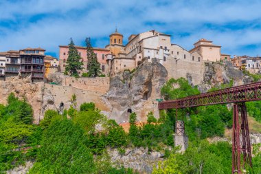 İspanya Cuenca 'da Huecar nehri üzerinde San Pablo köprüsü