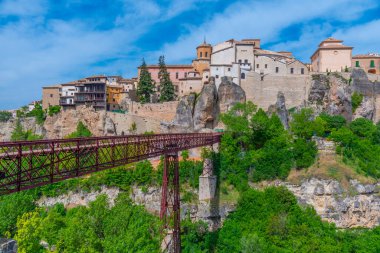 İspanya Cuenca 'da Huecar nehri üzerinde San Pablo köprüsü