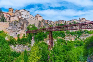 İspanya Cuenca 'da Huecar nehri üzerinde San Pablo köprüsü