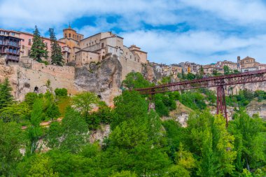 İspanya Cuenca 'da Huecar nehri üzerinde San Pablo köprüsü