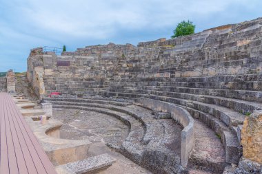 İspanya 'daki Segobriga sahasındaki Roma harabelerindeki antik tiyatro.