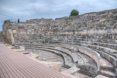 İspanya 'daki Segobriga sahasındaki Roma harabelerindeki antik tiyatro.