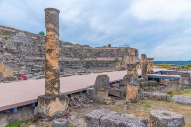 İspanya 'daki Segobriga sahasındaki Roma harabelerindeki antik tiyatro.
