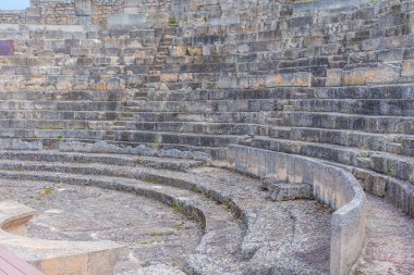 İspanya 'daki Segobriga sahasındaki Roma harabelerindeki antik tiyatro.