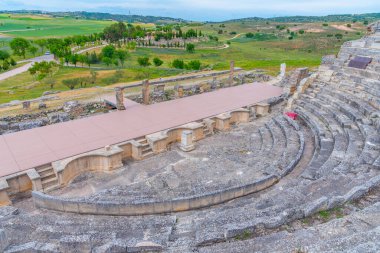 İspanya 'daki Segobriga sahasındaki Roma harabelerindeki antik tiyatro.