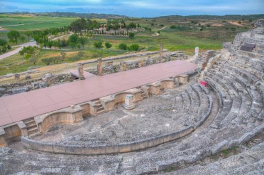 İspanya 'daki Segobriga sahasındaki Roma harabelerindeki antik tiyatro.