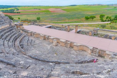 İspanya 'daki Segobriga sahasındaki Roma harabelerindeki antik tiyatro.