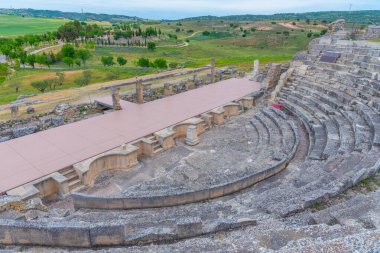 İspanya 'daki Segobriga sahasındaki Roma harabelerindeki antik tiyatro.