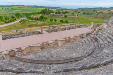 İspanya 'daki Segobriga sahasındaki Roma harabelerindeki antik tiyatro.