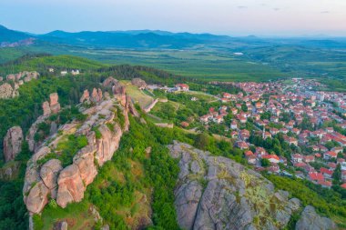 Bulgaristan 'ın Belogradchik kentindeki eski kalenin gün doğumu manzarası