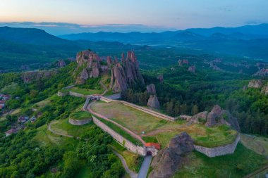 Bulgaristan 'ın Belogradchik kentindeki eski kalenin gün doğumu manzarası