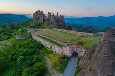 Bulgaristan 'ın Belogradchik kentindeki eski kalenin gün doğumu manzarası