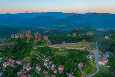 Bulgaristan 'ın Belogradchik kentindeki eski kalenin gün doğumu manzarası
