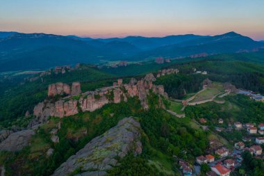 Bulgaristan 'ın Belogradchik kentindeki eski kalenin gün doğumu manzarası
