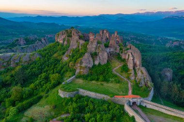Bulgaristan 'ın Belogradchik kentindeki eski kalenin gün doğumu manzarası