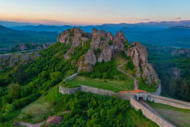 Bulgaristan 'ın Belogradchik kentindeki eski kalenin gün doğumu manzarası