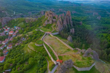 Bulgaristan 'ın Belogradchik kentindeki eski kalenin gün doğumu manzarası