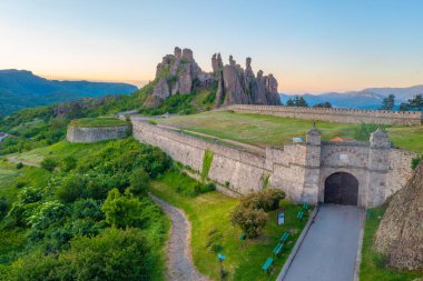 Bulgaristan 'ın Belogradchik kentindeki eski kalenin gün doğumu manzarası