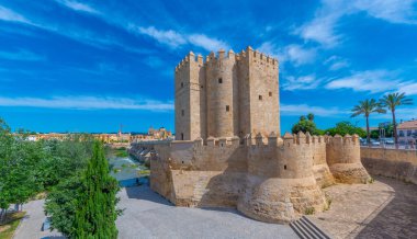 İspanya 'nın Cordob şehrindeki La mezquita katedrali ve kalahorra kulesiyle Guadalquivir nehri üzerindeki aydınlatılmış Roma köprüsünün gece görüşü.