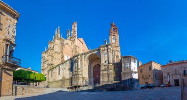 İspanyol kenti Plasenci 'deki katedralin günbatımı manzarası