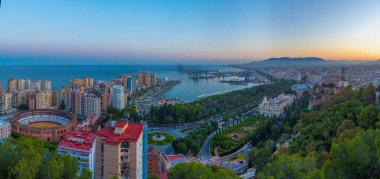 Güneş batarken Malaga limanının günbatımı görüntüsü