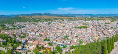 Spai 'deki Alcala la Real kasabasının havadan görünüşü