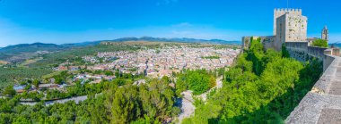 Spai 'deki Alcala la Real kasabasının havadan görünüşü