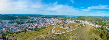 İspanyol kenti Aracen 'daki Panorama manzaralı kale