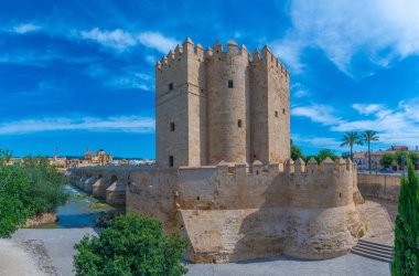 İspanya 'nın Cordob şehrindeki La mezquita katedrali ve kalahorra kulesiyle Guadalquivir nehri üzerindeki aydınlatılmış Roma köprüsünün gece görüşü.