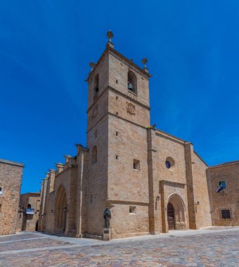 İspanyol kasabası Cacere 'deki görkemli katedral