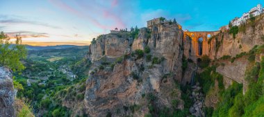 İspanyol kasabası Rond 'daki Puente nuevo köprüsünün günbatımı manzarası