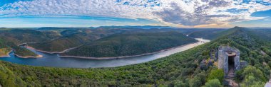 Tagus nehri Spai 'deki Monfrague Ulusal Parkı' nı geçiyor.