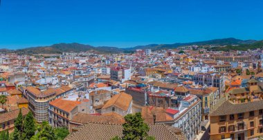 İspanyol şehri Malaga 'nın hava manzarası ve eski çekicinin çatıları.