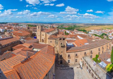 İspanyol kasabası Cacere 'deki katedralin havadan görünüşü