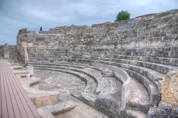 İspanya 'daki Segobriga sahasındaki Roma harabelerindeki antik tiyatro.