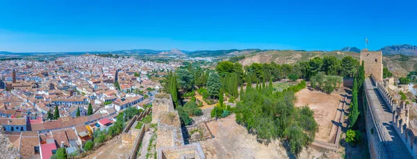 İspanyol kasabasındaki Alcazaba Kalesi