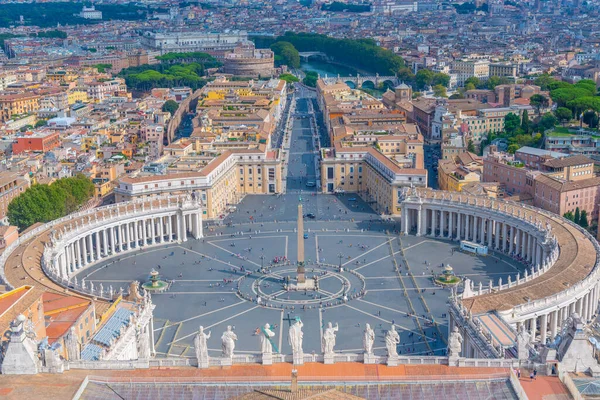 Vatikan 'daki Aziz Peter Meydanı' nın havadan görünüşü.