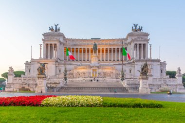 İtalya, Roma 'daki Il Vittoriano anıtının gün doğumu manzarası.