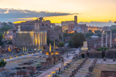 Roma, İtalya 'da Romanun Forumu' nda gün doğumu.