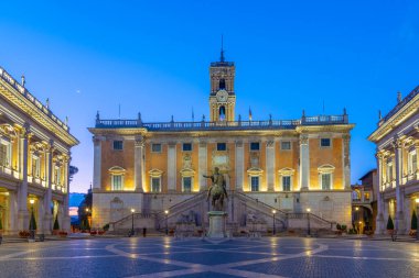 Roma, İtalya 'daki Capitoline Hill' deki Senatörler Sarayı 'nın gündoğumu manzarası.
