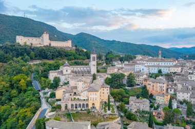 İtalya 'da Spoleto şehrine bakan bir ortaçağ kalesi..