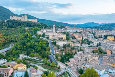 İtalya 'da Spoleto şehrine bakan bir ortaçağ kalesi..