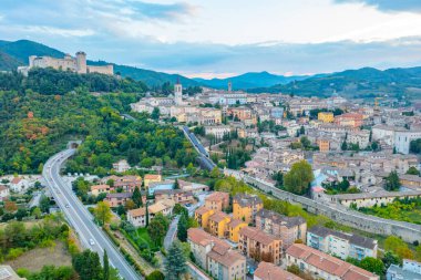 İtalya 'da Spoleto şehrine bakan bir ortaçağ kalesi..