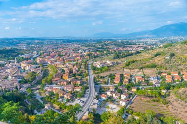 İtalyan şehri Spoleto 'nun havadan görünüşü.