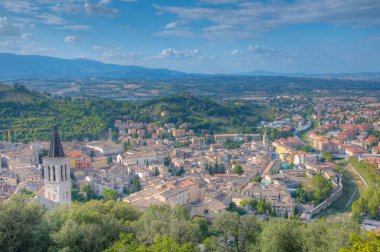 İtalyan şehri Spoleto 'nun havadan görünüşü.
