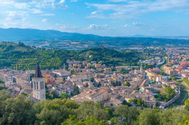 İtalyan şehri Spoleto 'nun havadan görünüşü.