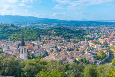 İtalyan şehri Spoleto 'nun havadan görünüşü.