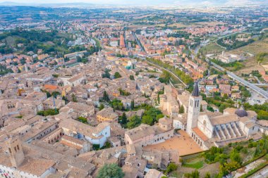 İtalyan şehri Spoleto 'nun havadan görünüşü.