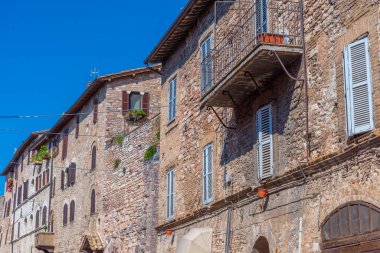 İtalya 'nın eski Assisi kasabasında dar bir sokak..