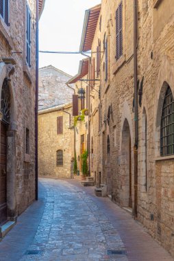 İtalya 'nın eski Assisi kasabasında dar bir sokak..
